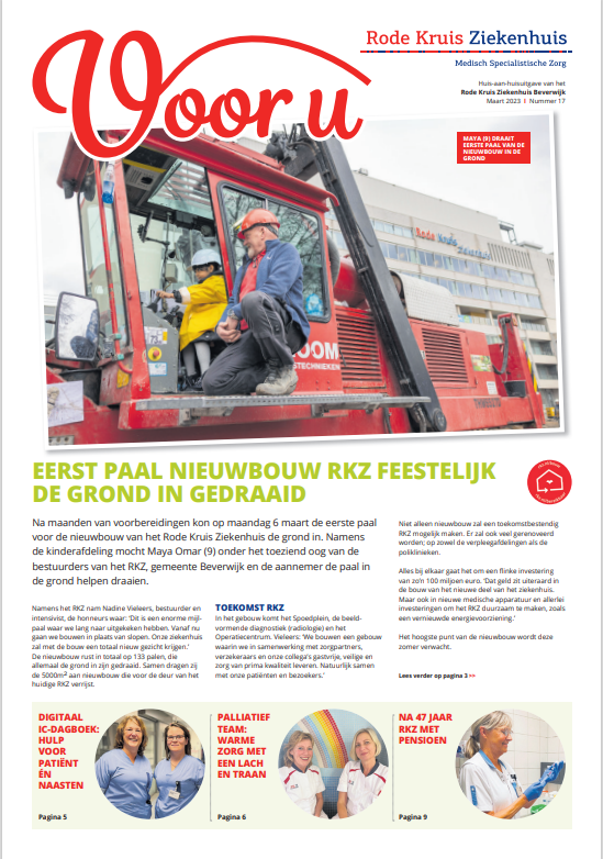 Voorblad 'Voor U' editie maart 2023. Getiteld: "Eerste paal nieuwbouw RKZ feestelijk de grond in gedraaid"