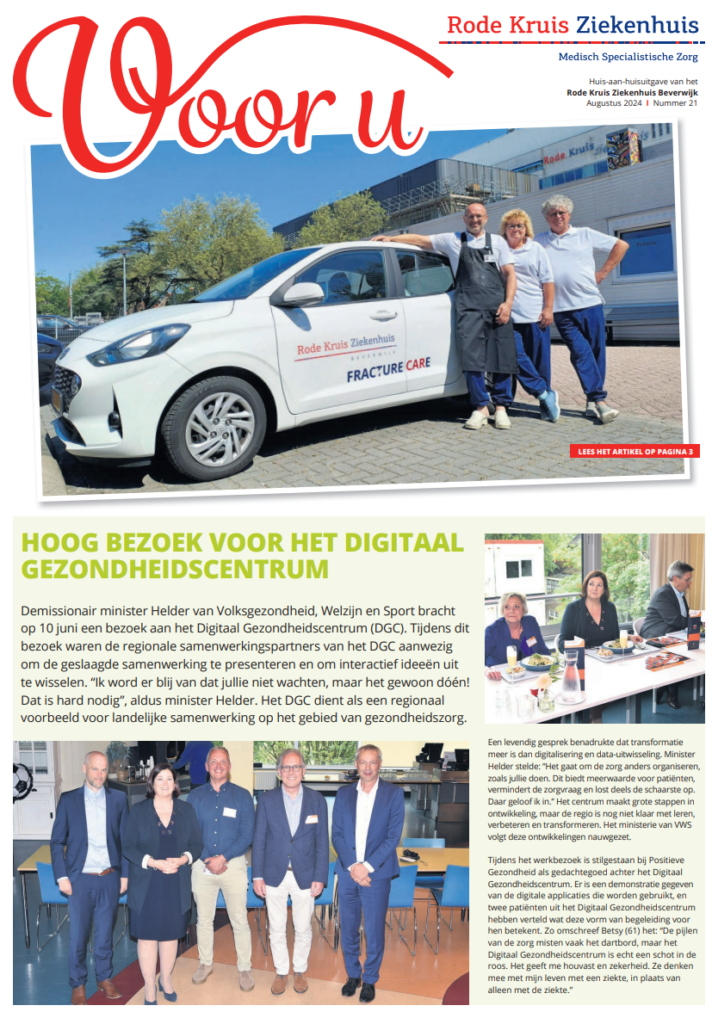 Voorblad 'Voor U' editie augustus 2024. Getiteld: "Hoog bezoek voor het digitaal gezondheidscentrum"